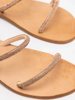 Flache Wickelsandalen mit goldenen Strasssteinen