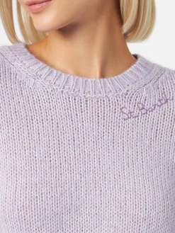 Fliederfarbener, weicher Damenpullover mit Rundhalsausschnitt und St. Barth-Stickerei