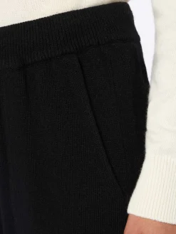 Frau gestrickte schwarze Jogginghose