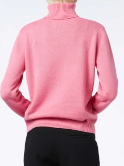 Frau gestrickter rosa Rollkragenpullover