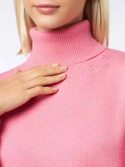 Frau gestrickter rosa Rollkragenpullover