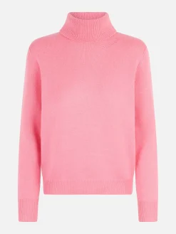Frau gestrickter rosa Rollkragenpullover