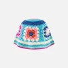 Frau häkelt Cloche