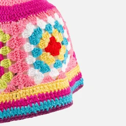 Frau häkelt Cloche