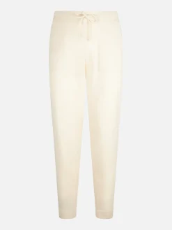 Frau strickte weiße Jogginghosen