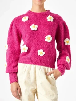 Gebürsteter Damenpullover mit gehäkelten Blumenapplikationen