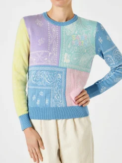 Gebürsteter Damenpullover mit Bandana-Print