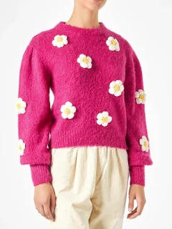 Gebürsteter Damenpullover mit gehäkelten Blumenapplikationen