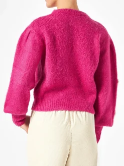 Gebürsteter Damenpullover mit gehäkelten Blumenapplikationen