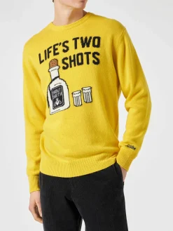 Gelber Herrenpullover mit Life's Two Shots-Schriftzug