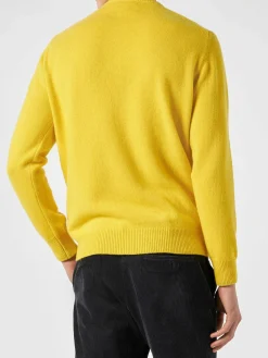 Gelber Herrenpullover mit Life's Two Shots-Schriftzug