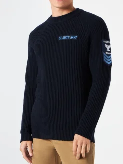 Gerippter blauer Herrenpullover