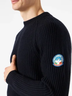 Gerippter blauer Pullover