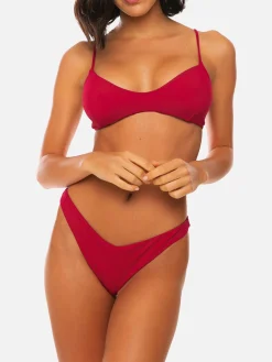 Gerippter bordeauxroter Bralette-Bikini mit frecher Badehose
