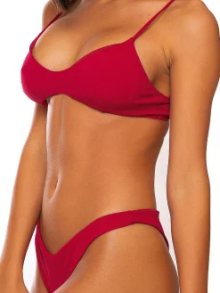Gerippter bordeauxroter Bralette-Bikini mit frecher Badehose