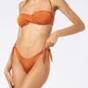 Glänzend orangefarbener, gekreuzter Bandeau-Bikini