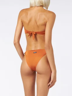 Glänzend orangefarbener, gekreuzter Bandeau-Bikini