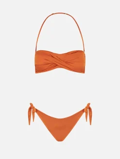 Glänzend orangefarbener, gekreuzter Bandeau-Bikini