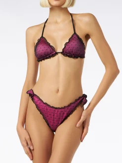Glänzender Fuchsia-Bikini mit schwarzem Tupfentüll