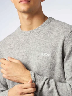 Grau melierter Herrenpullover mit Rundhalsausschnitt und St. Barth-Stickerei