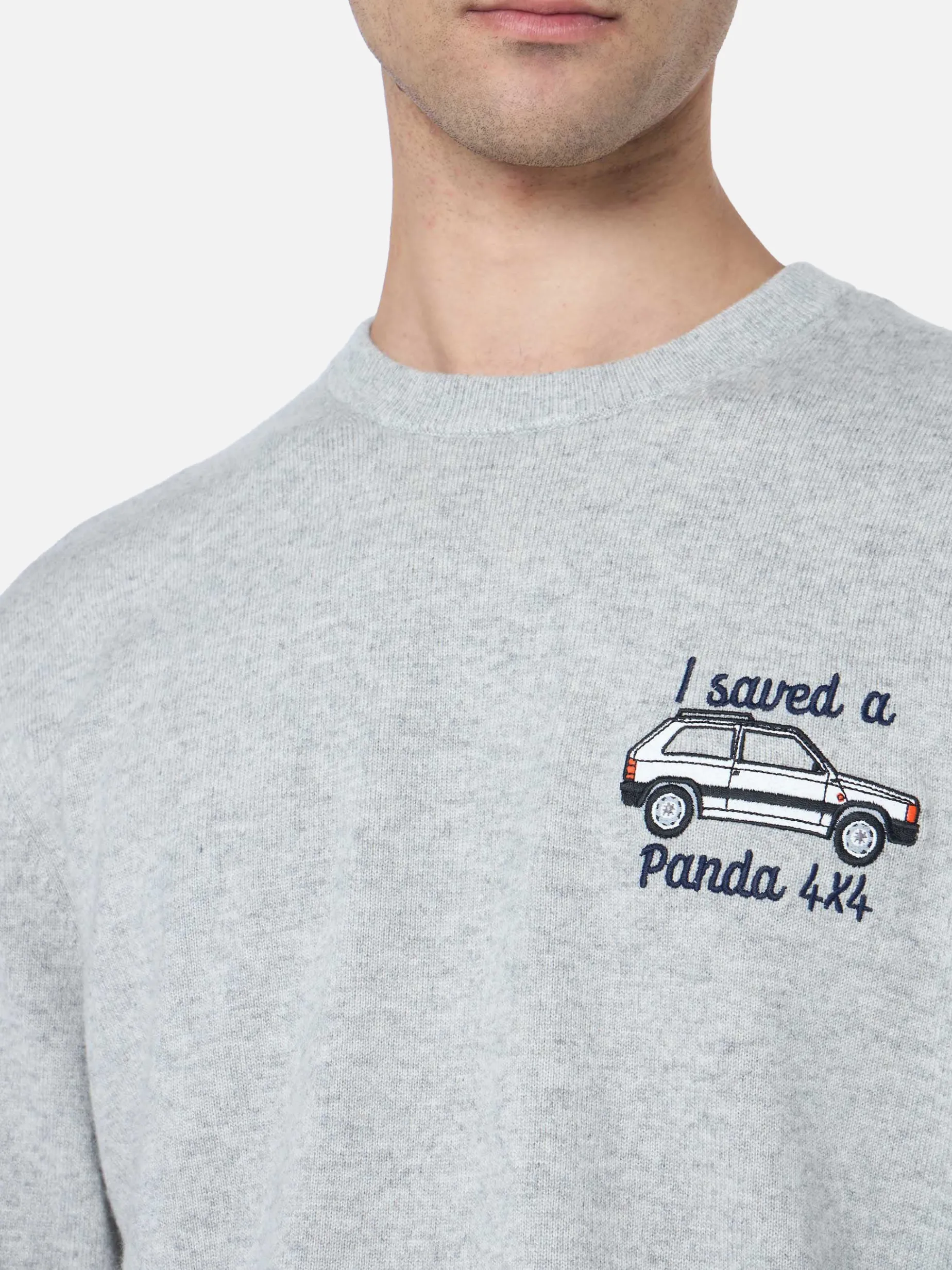 Grauer Herrenpullover Heron mit „I saved a Panda 4x4“-Stickerei | FIAT PANDA SPECIAL EDITION