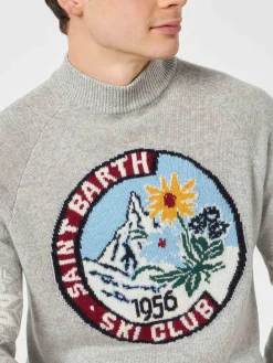 Grauer Herrenpullover mit halbem Rollkragen und Aufdruck