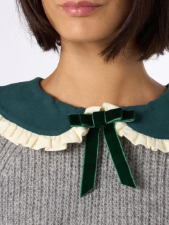 Grauer Rippenpullover Calia für Damen mit Samtkragen und Schleife