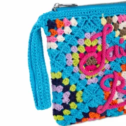 Hellblaue Häkel-Clutch „Parisienne“ mit Saint-Barth-Stickerei