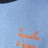 Hellblauer Herrenpullover mit Tequila à Gogo-Stickerei