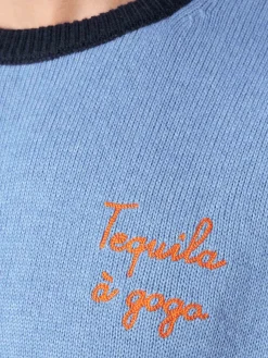 Hellblauer Herrenpullover mit Tequila à Gogo-Stickerei