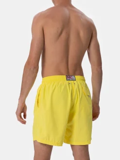 Hellgelbe Herren-Badeshorts aus leichtem Stoff Lighting Pantone | PANTONE-SONDERAUSGABE