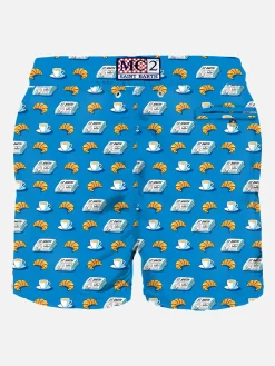 Herren-Badeshorts aus leichtem Stoff mit Zeitungs- und Croissant-Aufdruck