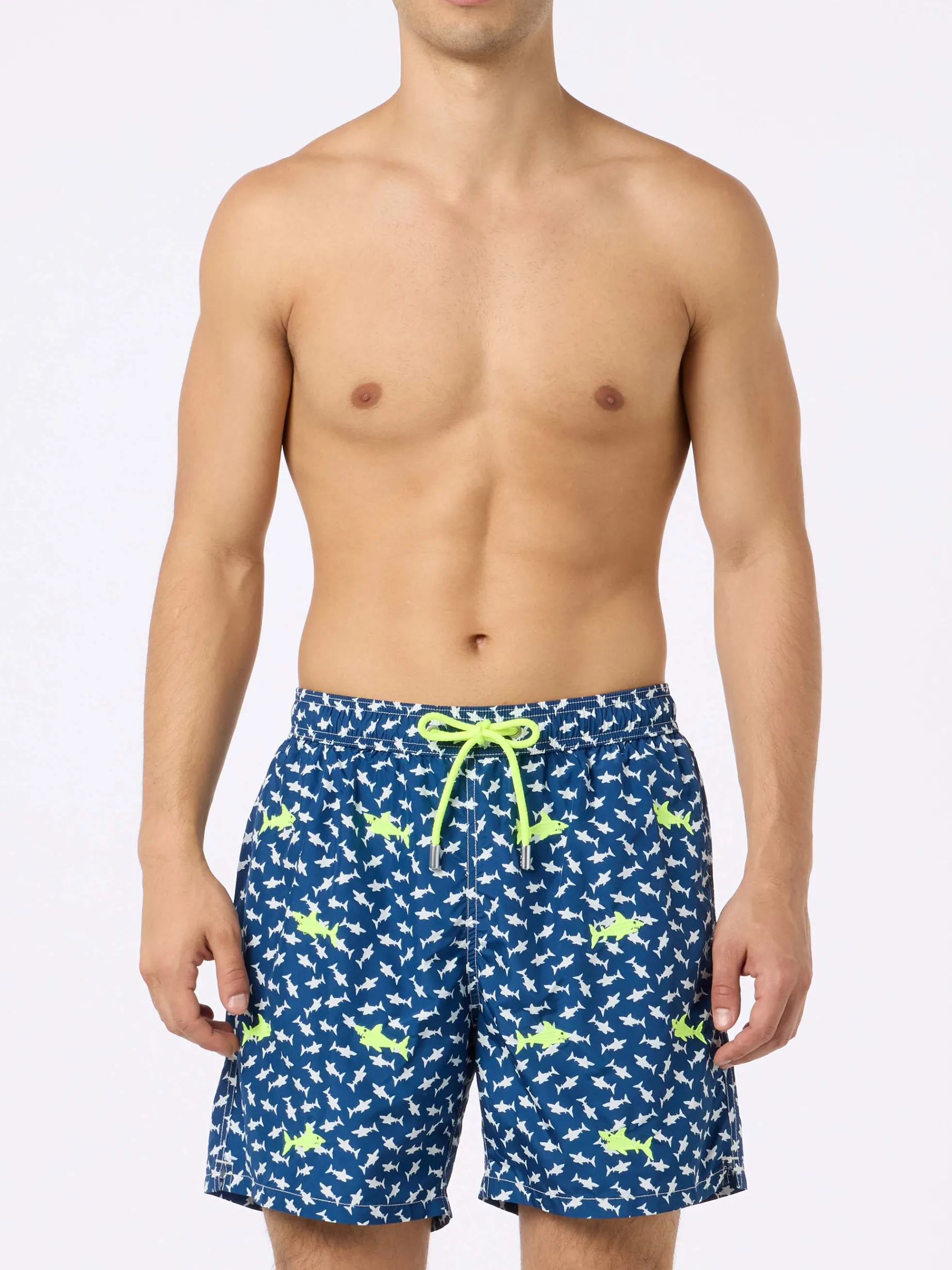 Herren-Badeshorts aus leichtem Stoff mit aufgestickten Haien