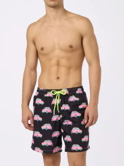 Herren-Badeshorts aus leichtem Stoff mit Autos-Aufdruck | MARCO LODOLA SONDERAUSGABE