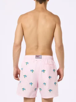 Herren-Badeshorts aus leichtem Stoff mit aufgestickten Meeresschildkröten