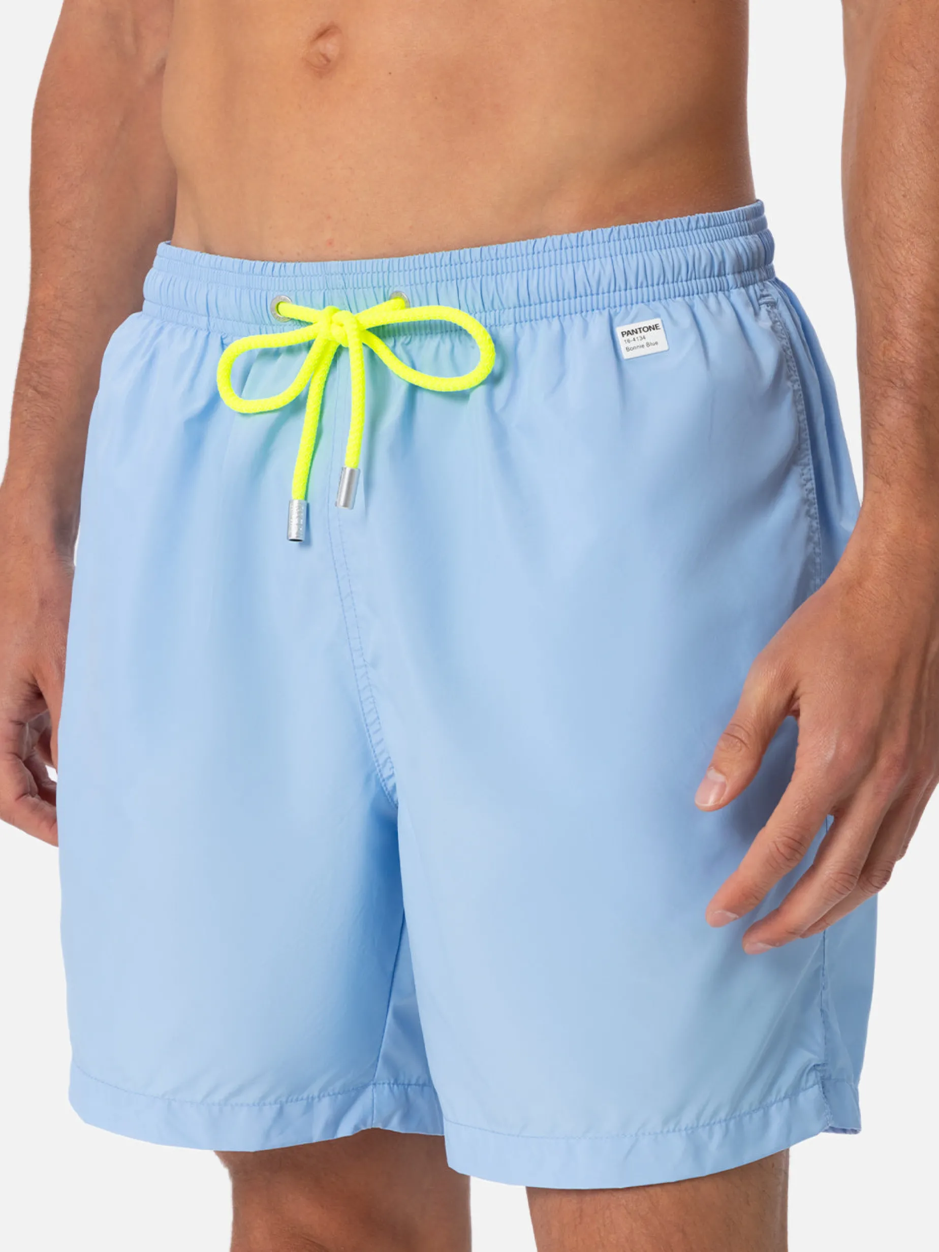 Herren-Badeshorts aus leichtem Stoff in Himmelblau Lighting Pantone | PANTONE-SONDERAUSGABE