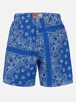 Herren-Badeshorts mit blauem Bandana-Print