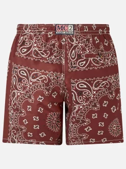 Herren-Badeshorts mit bordeauxrotem Bandana-Print