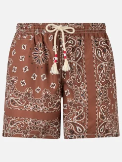 Herren-Badeshorts mit braunem Bandana-Print