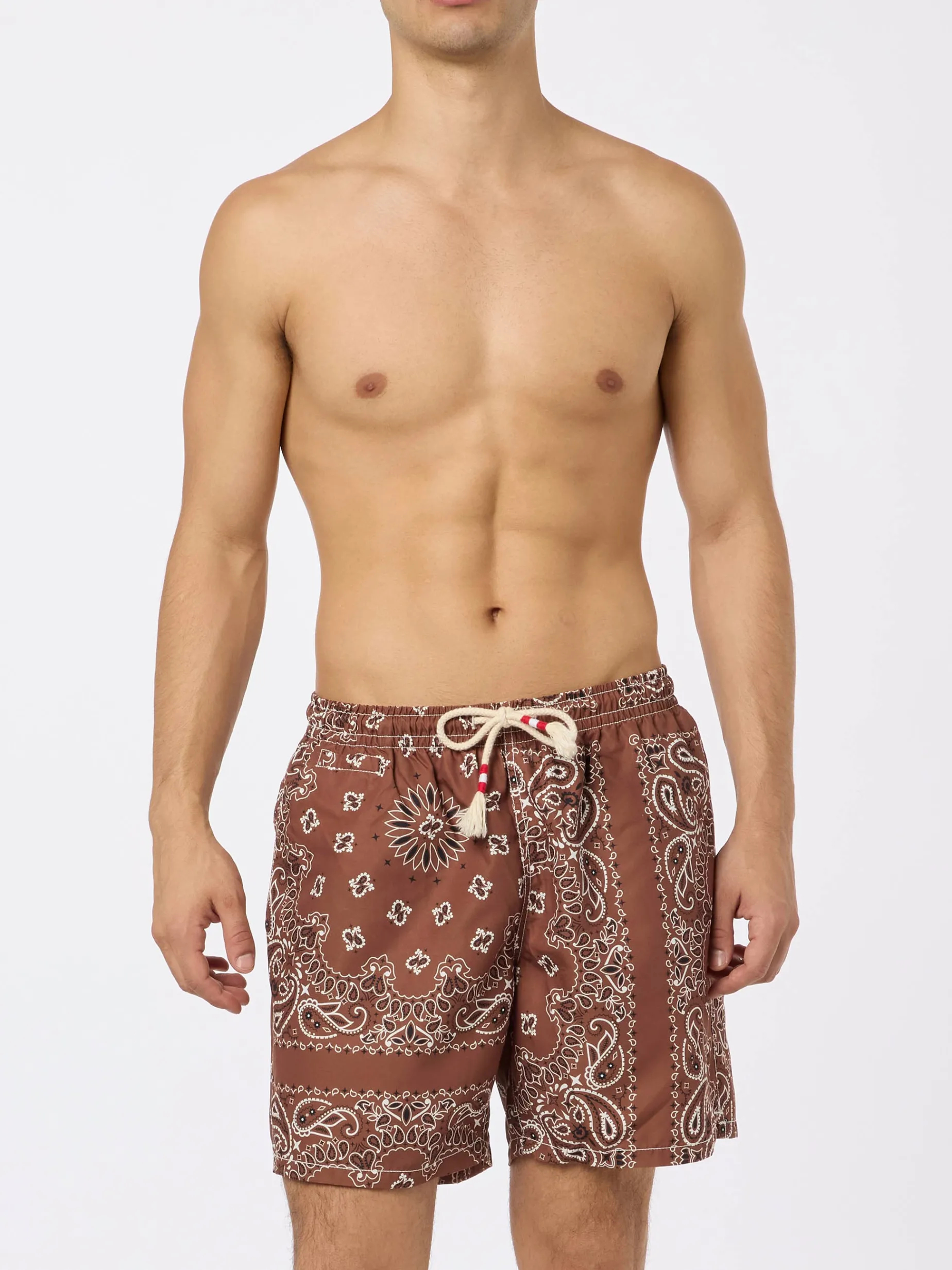 Herren-Badeshorts mit braunem Bandana-Print