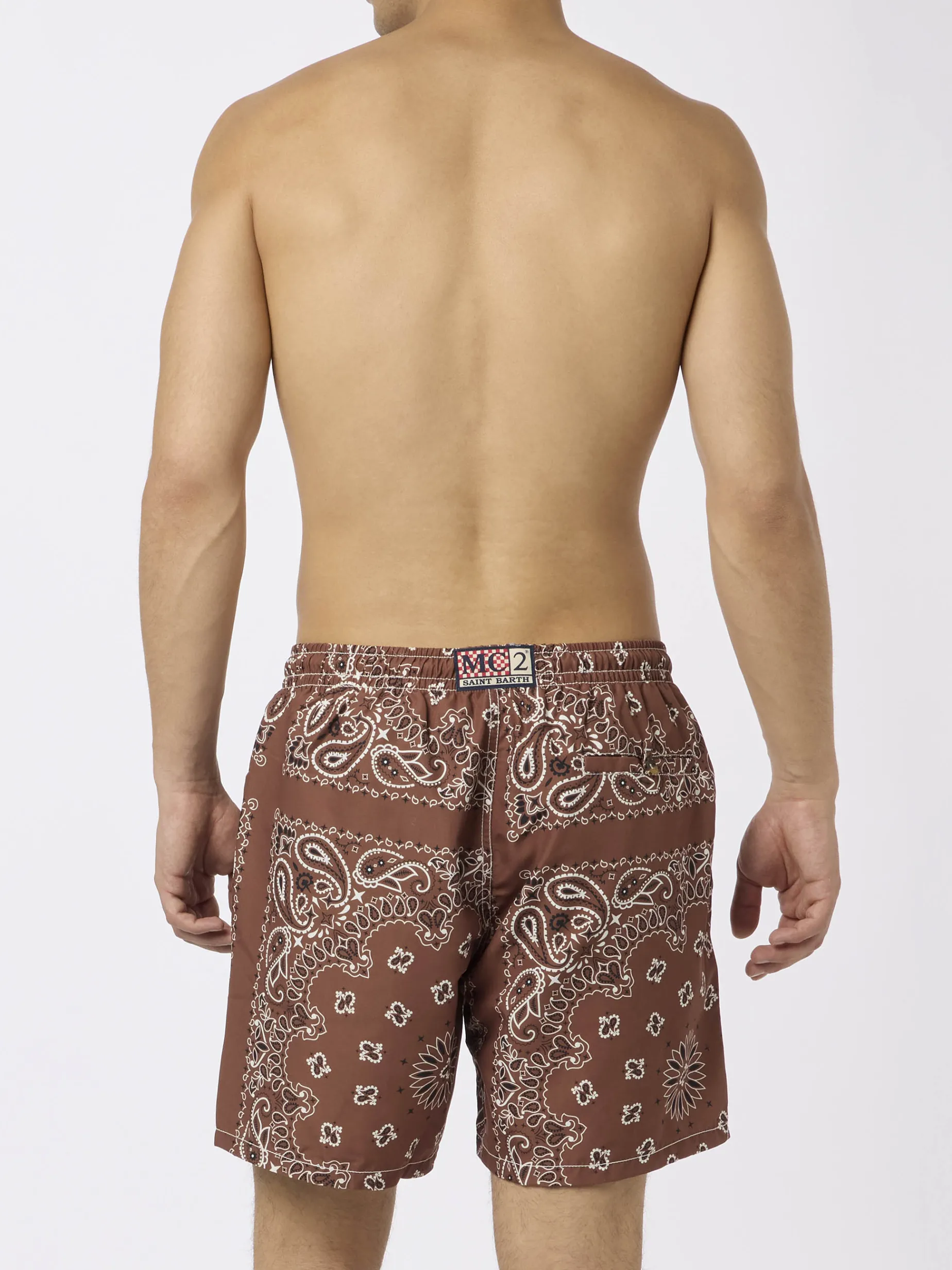 Herren-Badeshorts mit braunem Bandana-Print