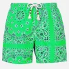 Herren-Badeshorts mit grünem Bandana-Aufdruck