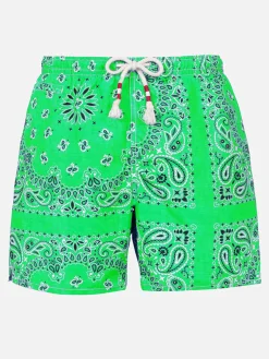 Herren-Badeshorts mit grünem Bandana-Aufdruck