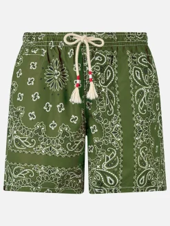 Herren-Badeshorts mit grünem Bandana-Aufdruck