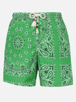 Herren-Badeshorts mit grünem Bandana-Aufdruck