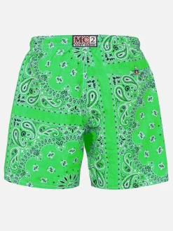 Herren-Badeshorts mit grünem Bandana-Aufdruck
