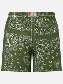 Herren-Badeshorts mit grünem Bandana-Aufdruck