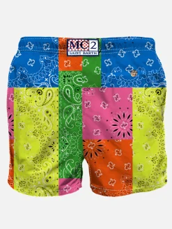 Herren-Badeshorts mit mehrfarbigem Bandana-Print