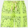 Herren-Badeshorts mit neongelbem Bandana-Print
