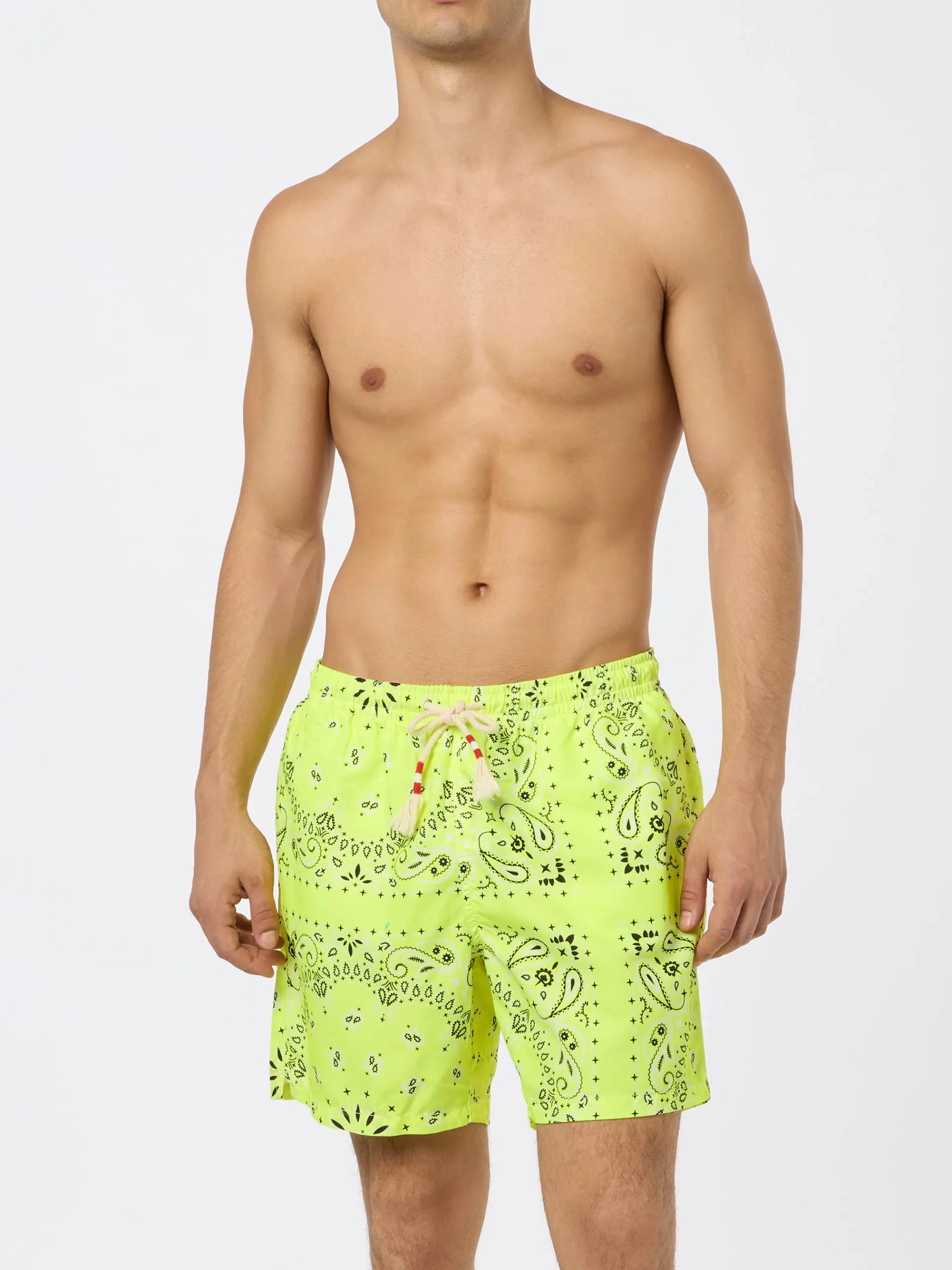 Herren-Badeshorts mit neongelbem Bandana-Print